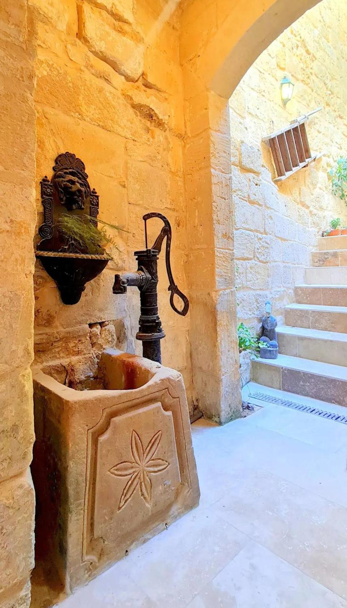 Historic Hideaways - 900 Year Old Converted Studios Victoria Exterior foto