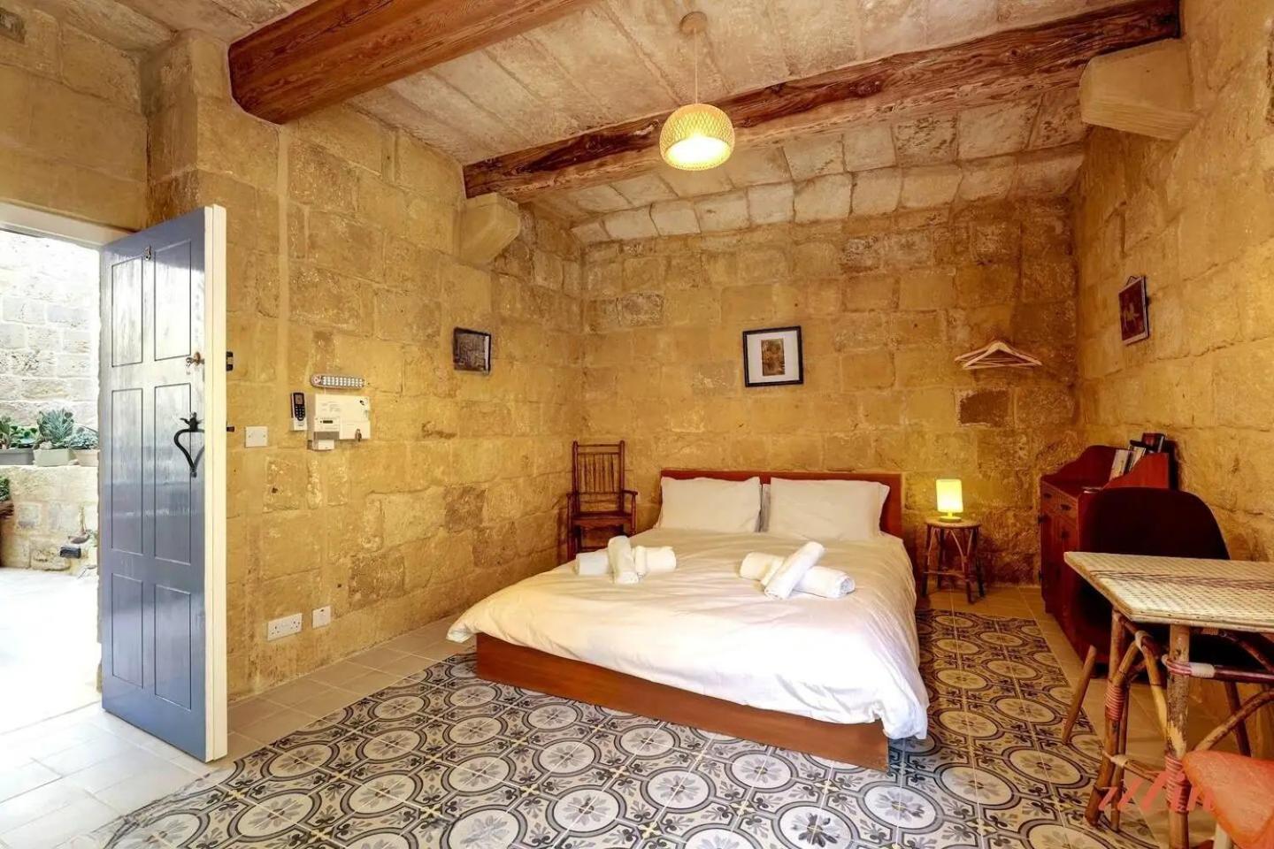 Historic Hideaways - 900 Year Old Converted Studios Victoria Exterior foto